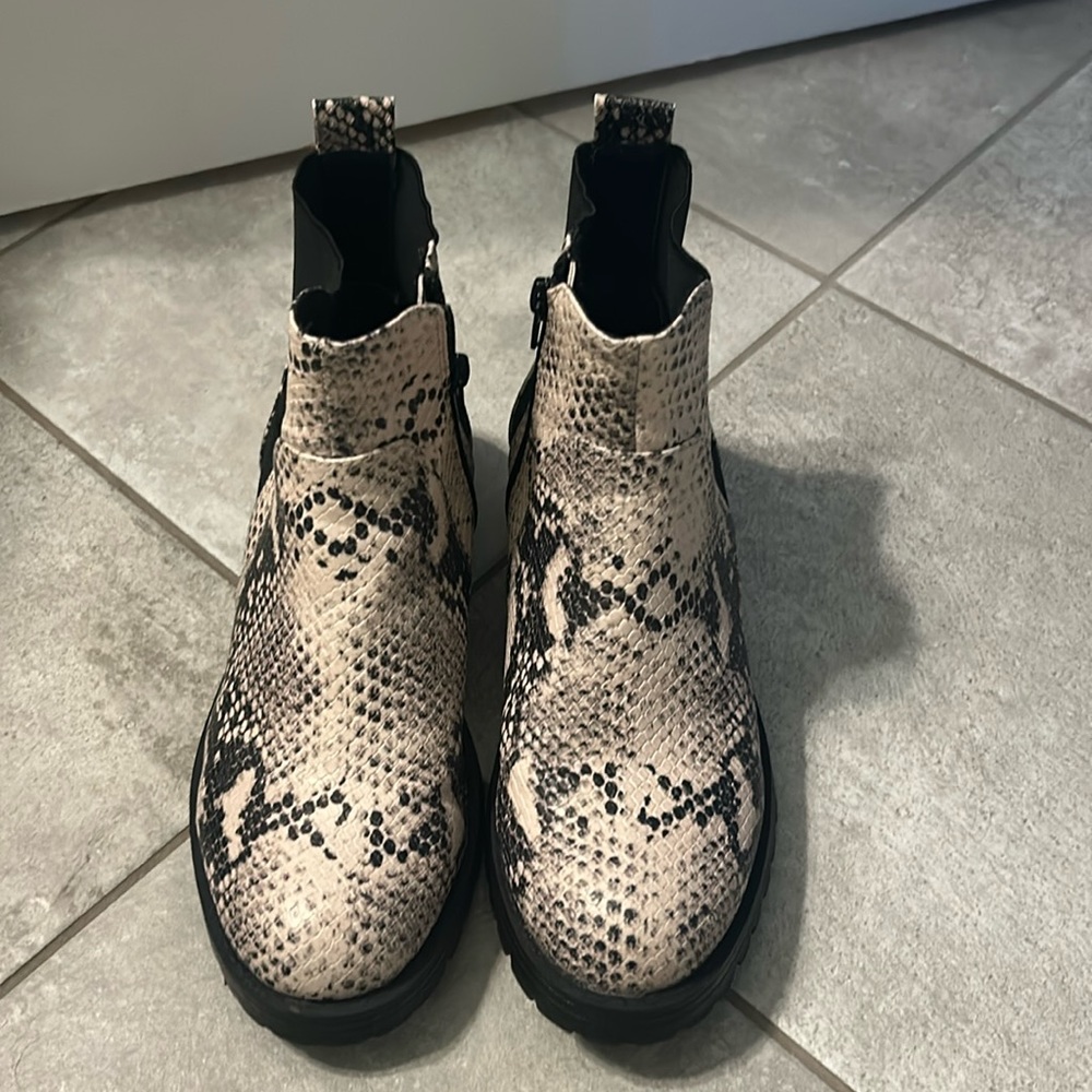 Universal thread snake skin boots